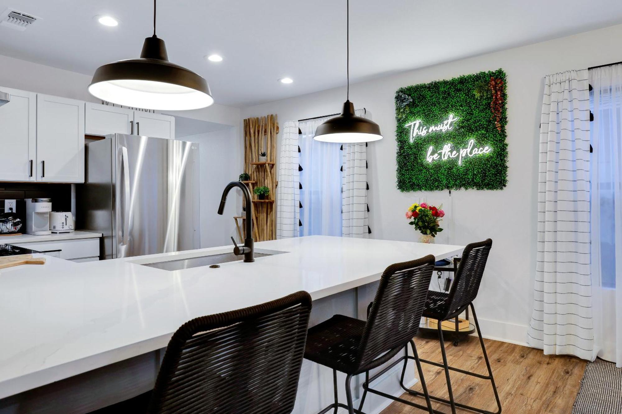 Artsy - A Birdy Vacation Rental Сан Антонио Екстериор снимка